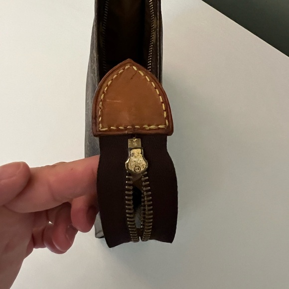 Louis Vuitton Monogram Pouch Toilette 19 - Picture 8 of 10